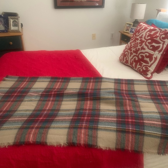 Beautiful large scarf or shawl. - Picture 2 of 5